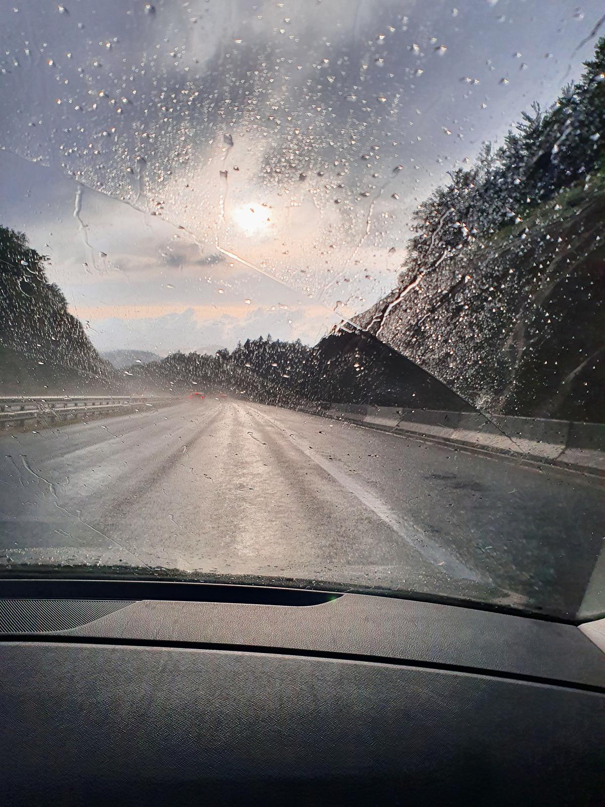 Sunce i oblaci
